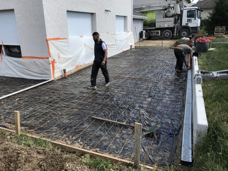 Terrasse, carrelage et murets parement par ENCA BTP en Haute-Savoie, Ain & Genève : aménagements extérieurs durables avec finitions soignées.