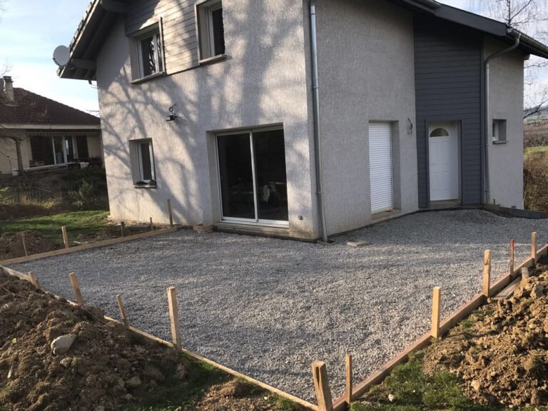 Aménagement extérieur du jardin à Cercier – Terrasse béton Escalier béton