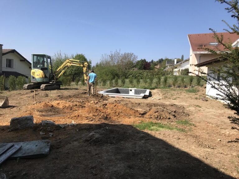 Aménagement extérieur du jardin sur le chantier Terrassement Piscine Terrasse béton à Annemasse
