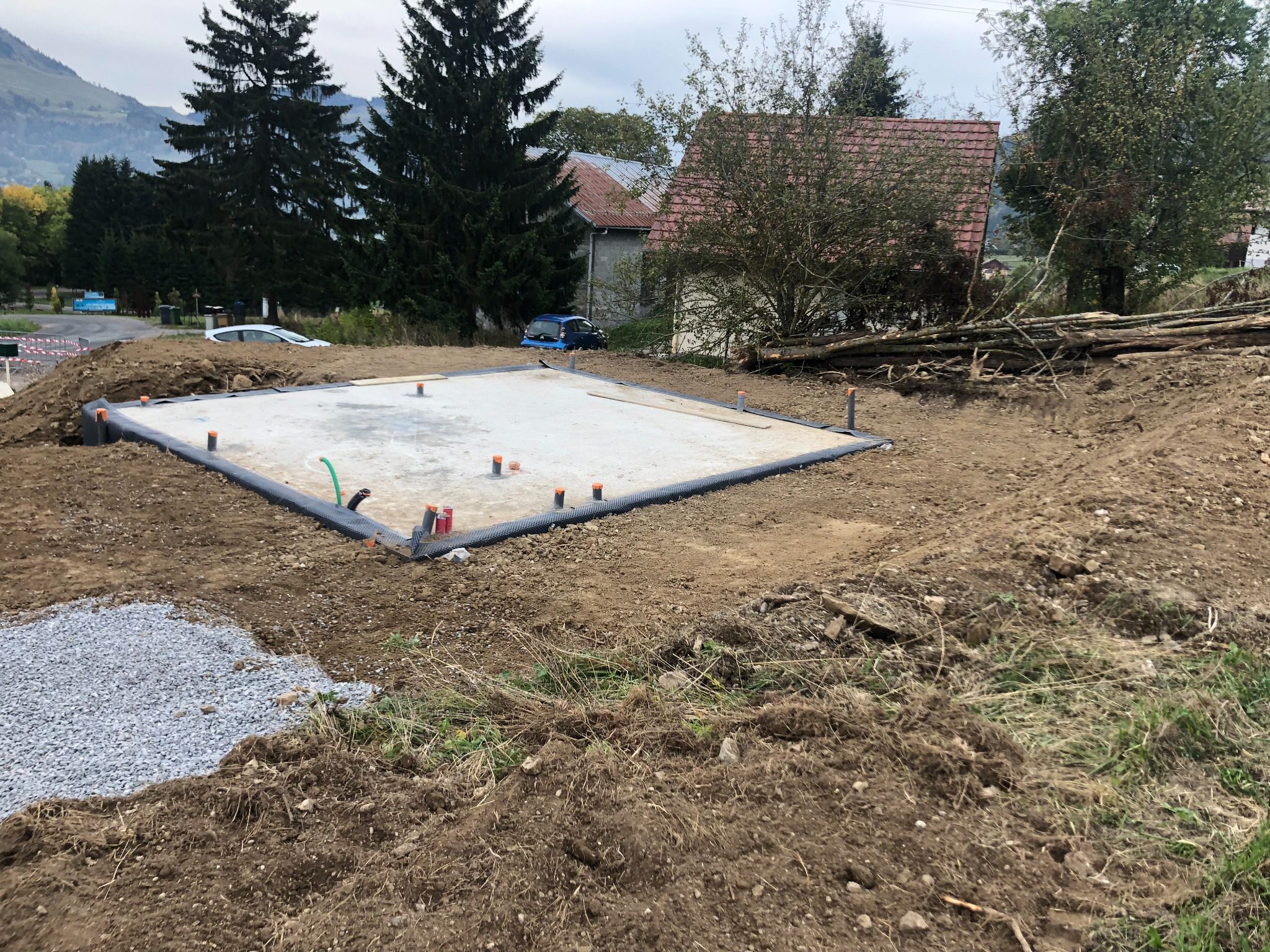 Coulage d'une dalle béton et préparation de fondation sur un chantier ENCA BTP