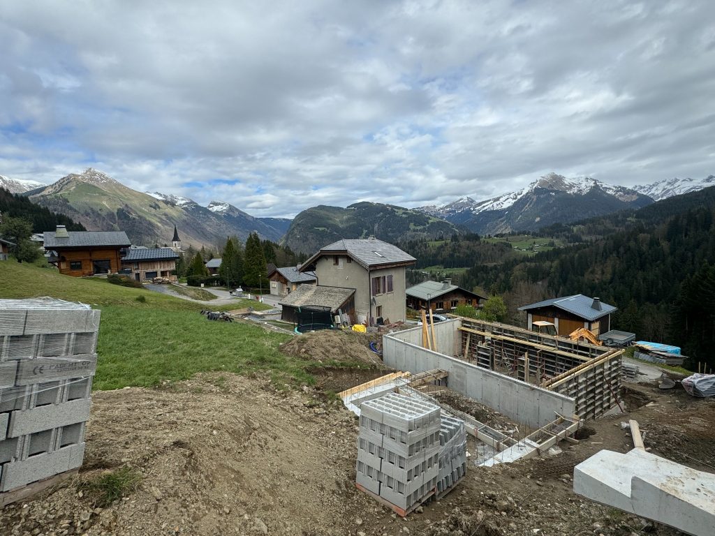 Préparation des fondations d'une construction avec vue sur les montagnes de Haute-Savoie, chantier ENCA BTP