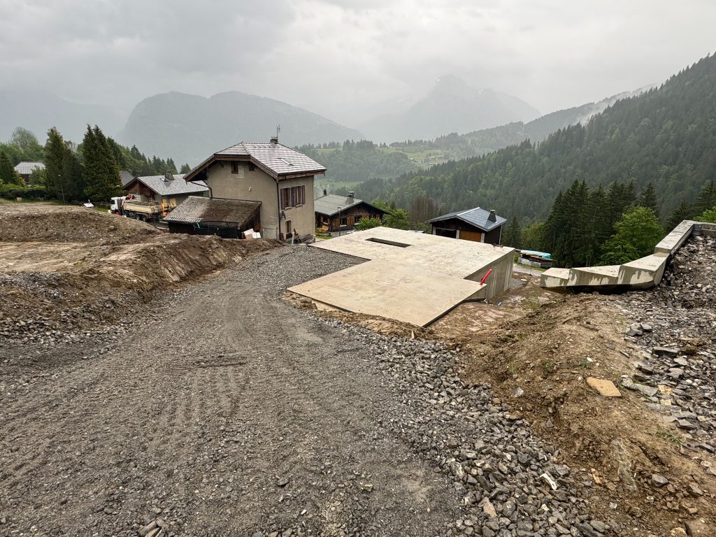 Vue générale d'un chantier de gros œuvre et de dalle béton réalisé par ENCA BTP en Haute-Savoie