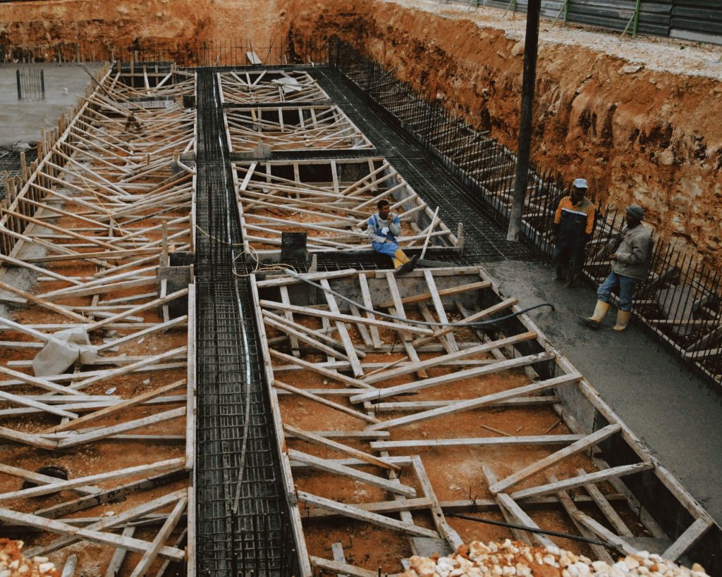 Ferraillage et coffrage des fondations d'une maison en cours de construction, terrassement en fouille