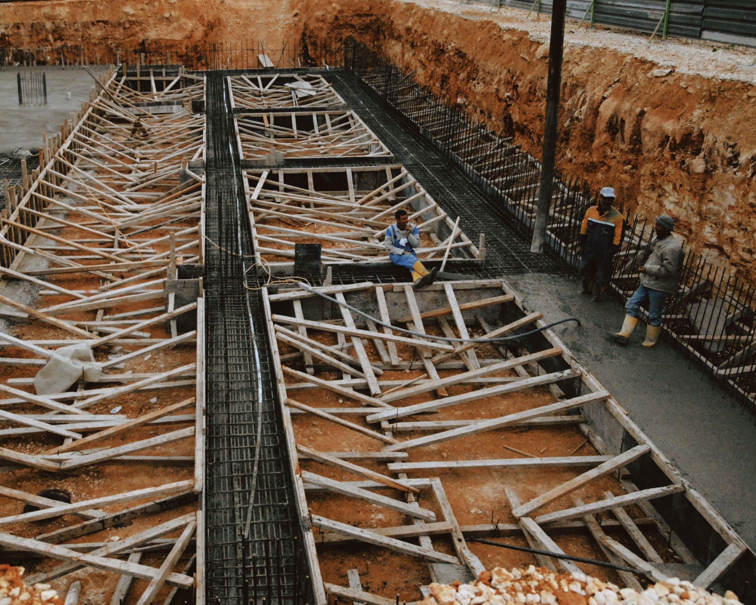 Ferraillage et coffrage des fondations d'une maison en cours de construction, terrassement en fouille