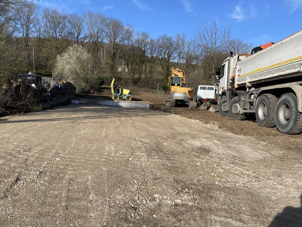 Plate-forme en grave compactée terminée à Reignier avec vue sur les Alpes
