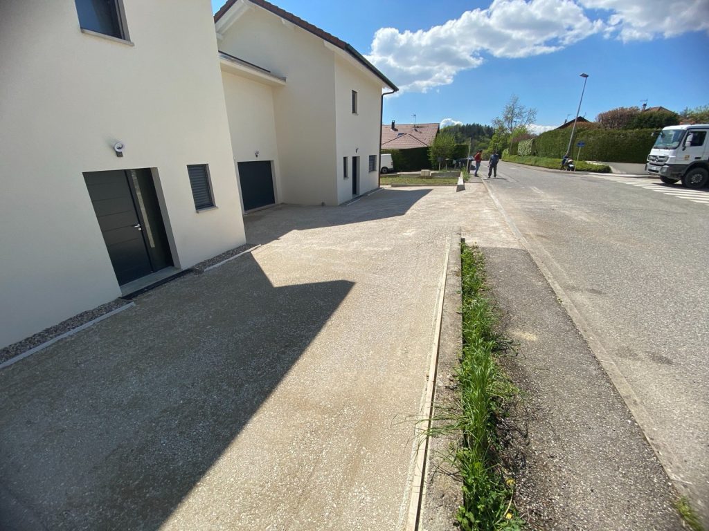 Deux villas jumelées à Annecy avec enrobé bitumineux fini devant les entrées