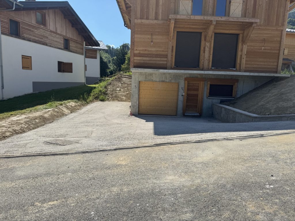 Chalet neuf livré à Praz-sur-Arly avec bardage bois et dalle béton d'entrée