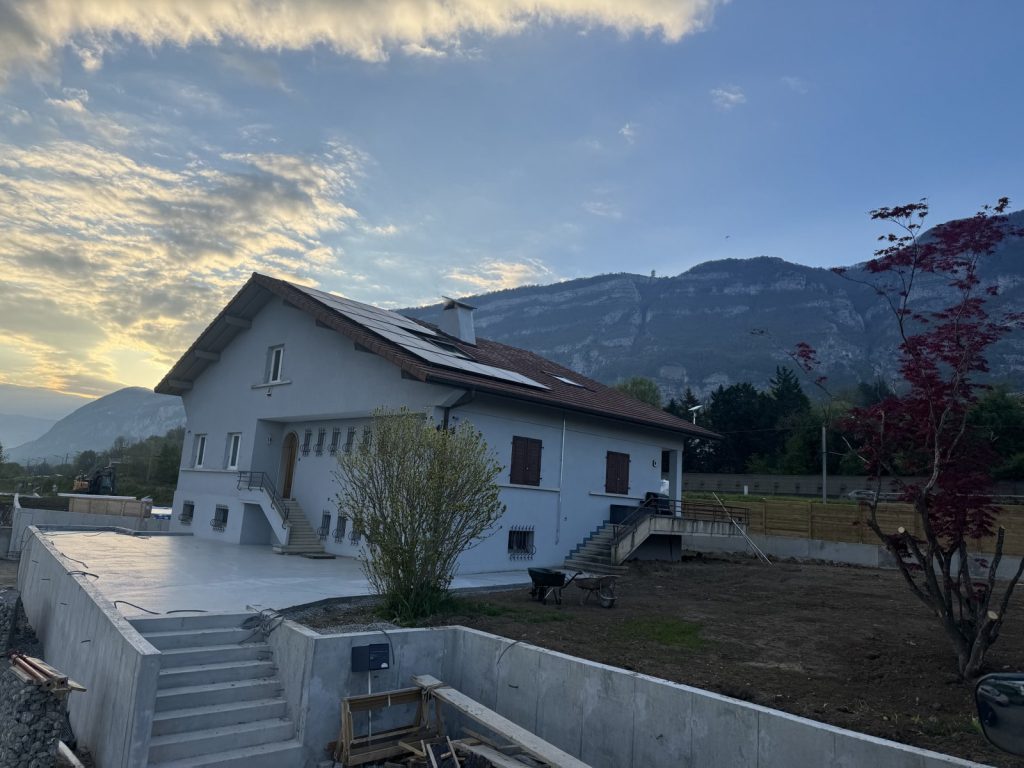 Terrasse béton surélevée et mur de soutènement livrés à Bossey au pied du Salève