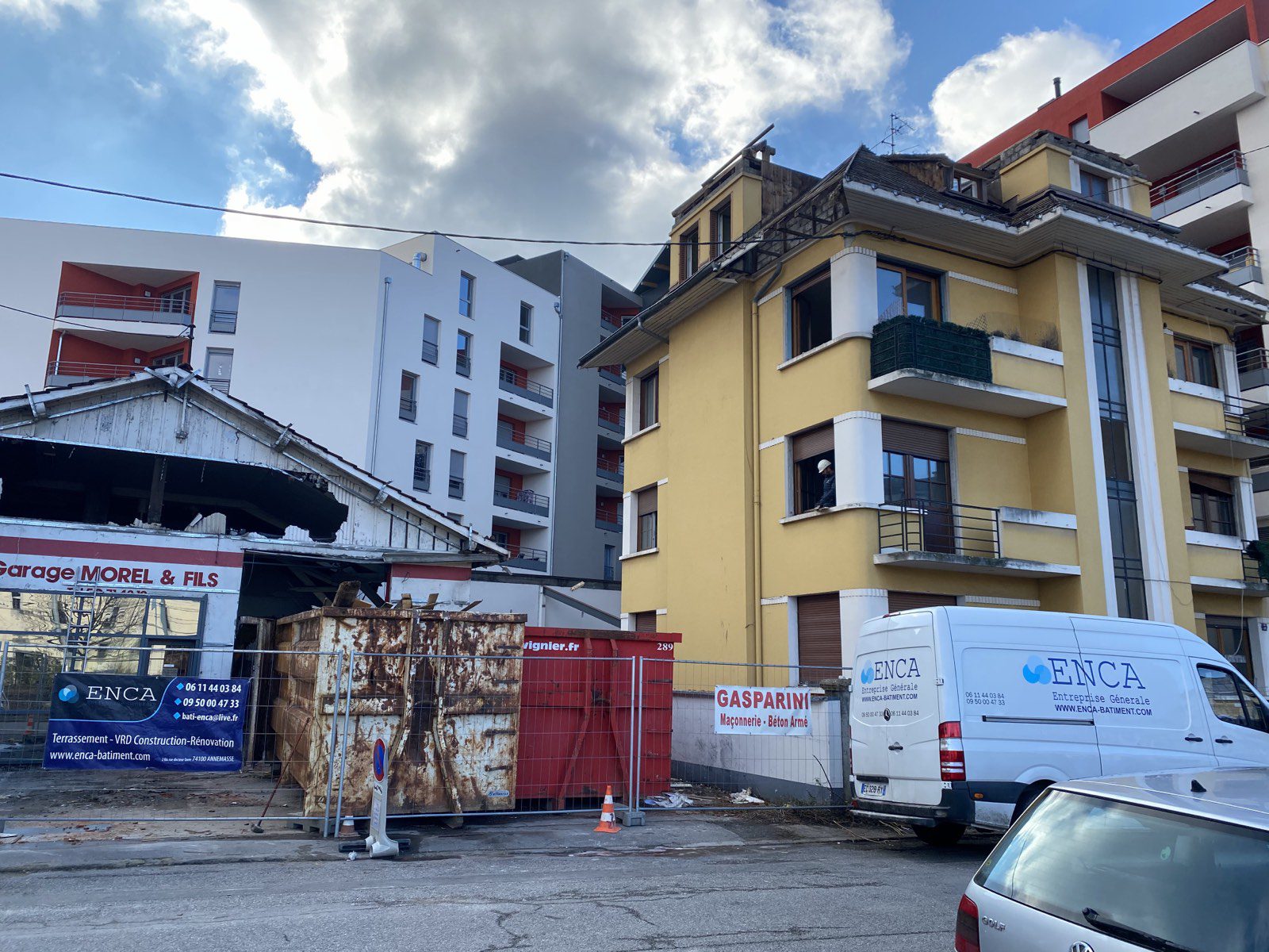 Façade du Garage Morel & Fils avant démolition avec signalétique ENCA et Gasparini