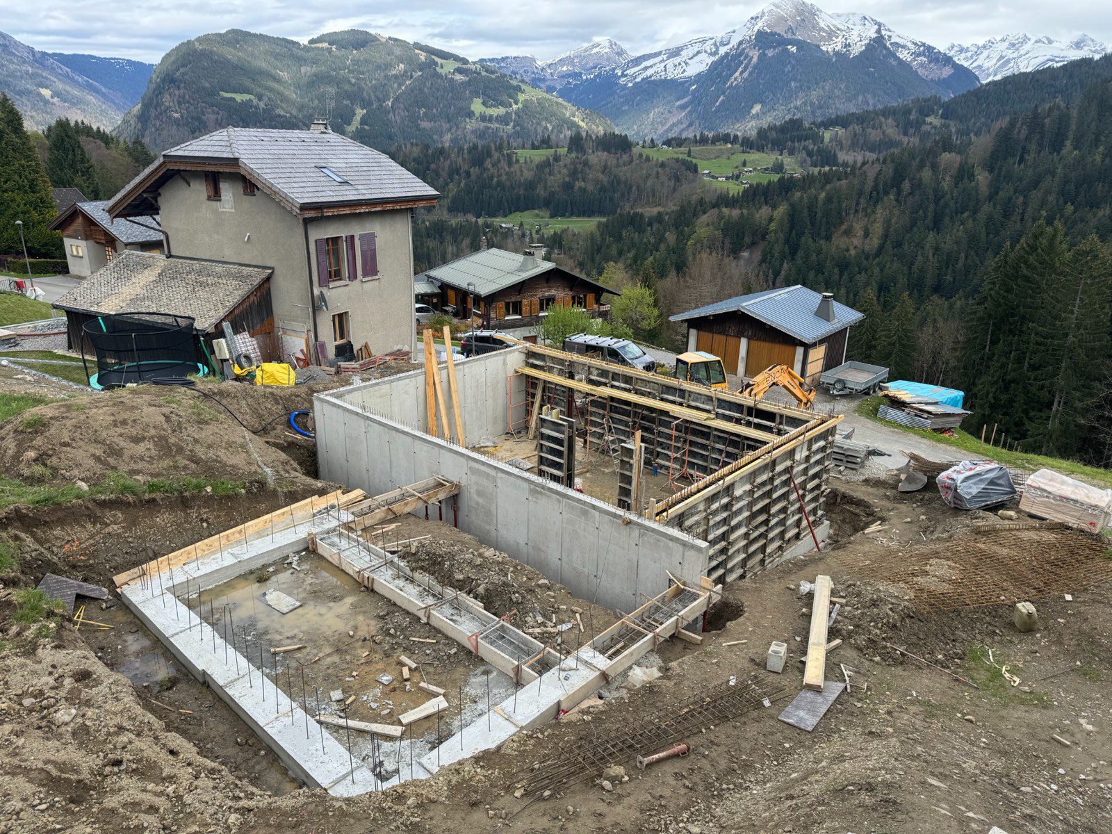 Vue générale du chantier chalet en construction à Côte d'Arbroz