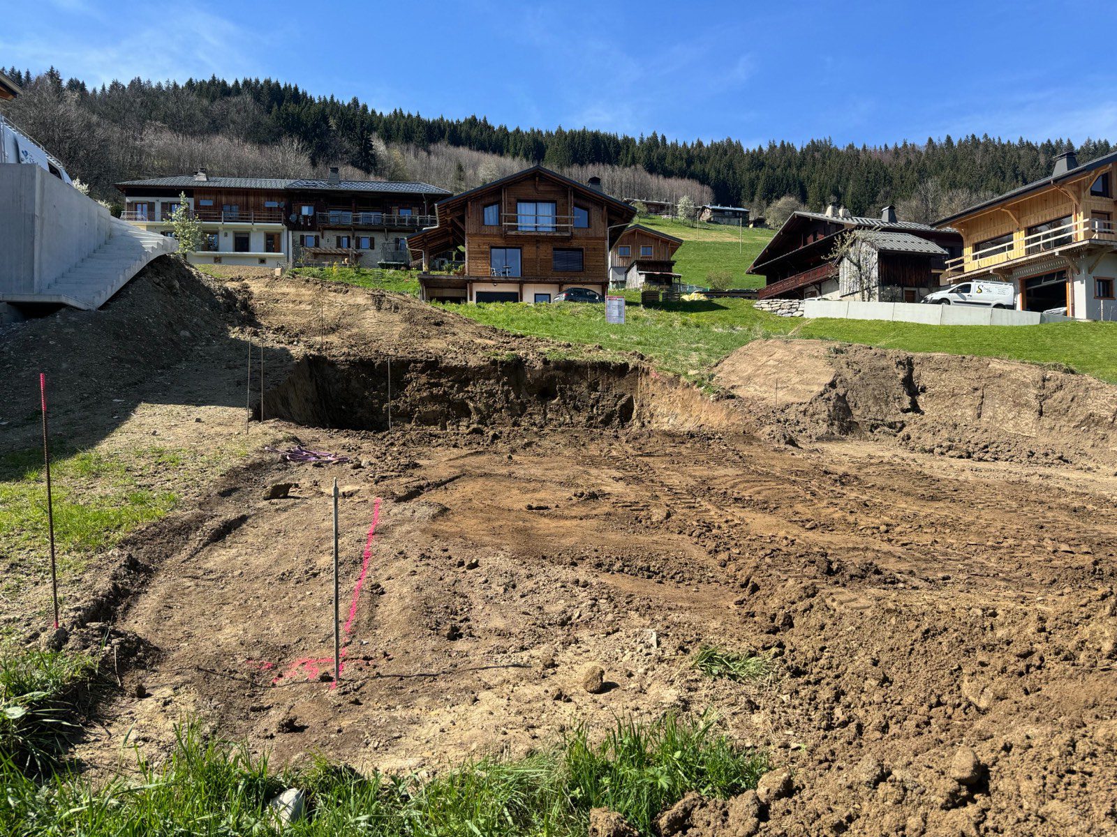Excavation en déblai pour la plate-forme du futur chalet à Côte d'Arbroz