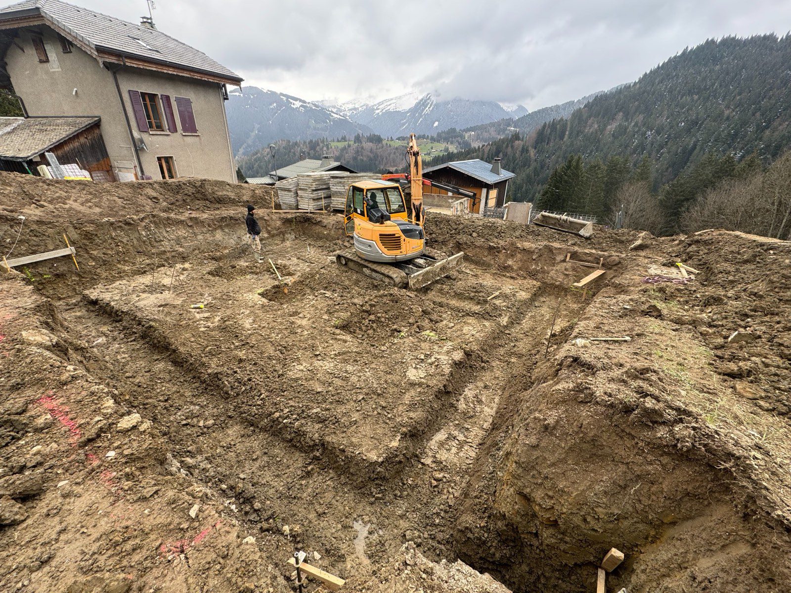 Terrassement et préparation des fondations en montagne
