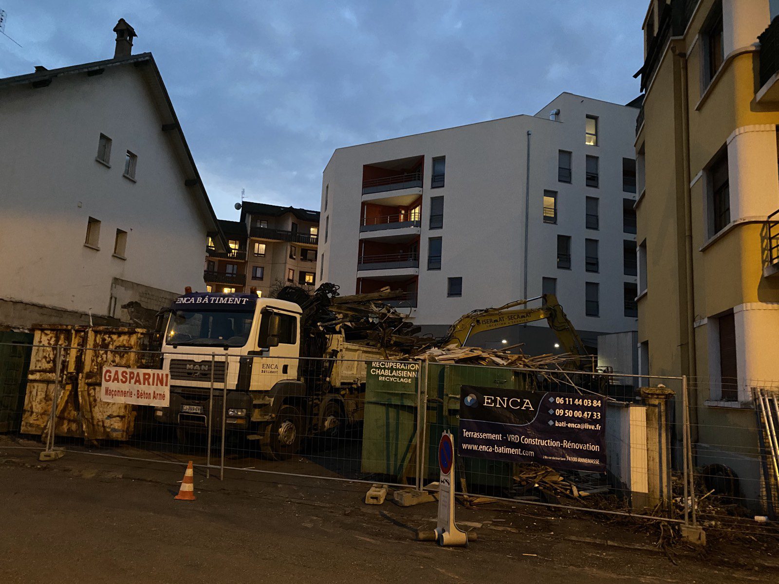 Camion ENCA Bâtiment en chargement de gravats en fin de journée sur le chantier