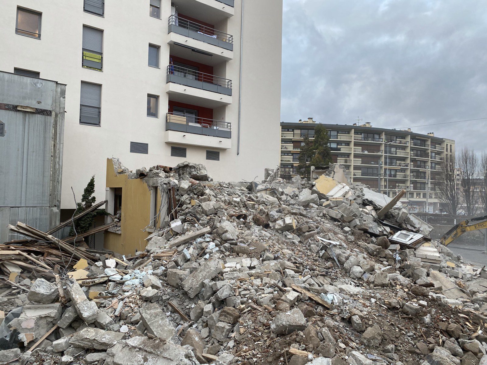 Tas de gravats béton et laine de verre après démolition partielle