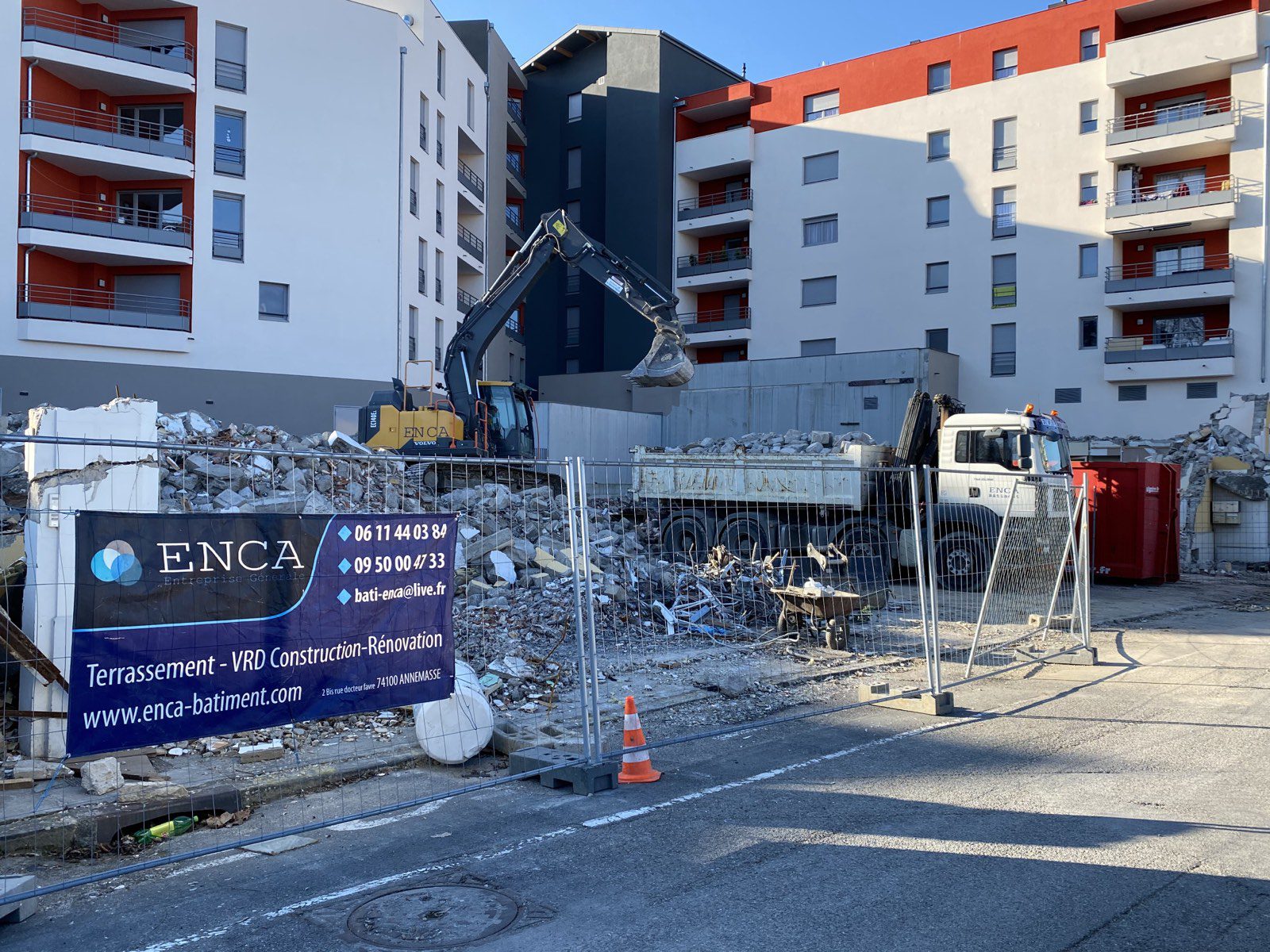 Avancement de la démolition avec évacuation des matériaux triés