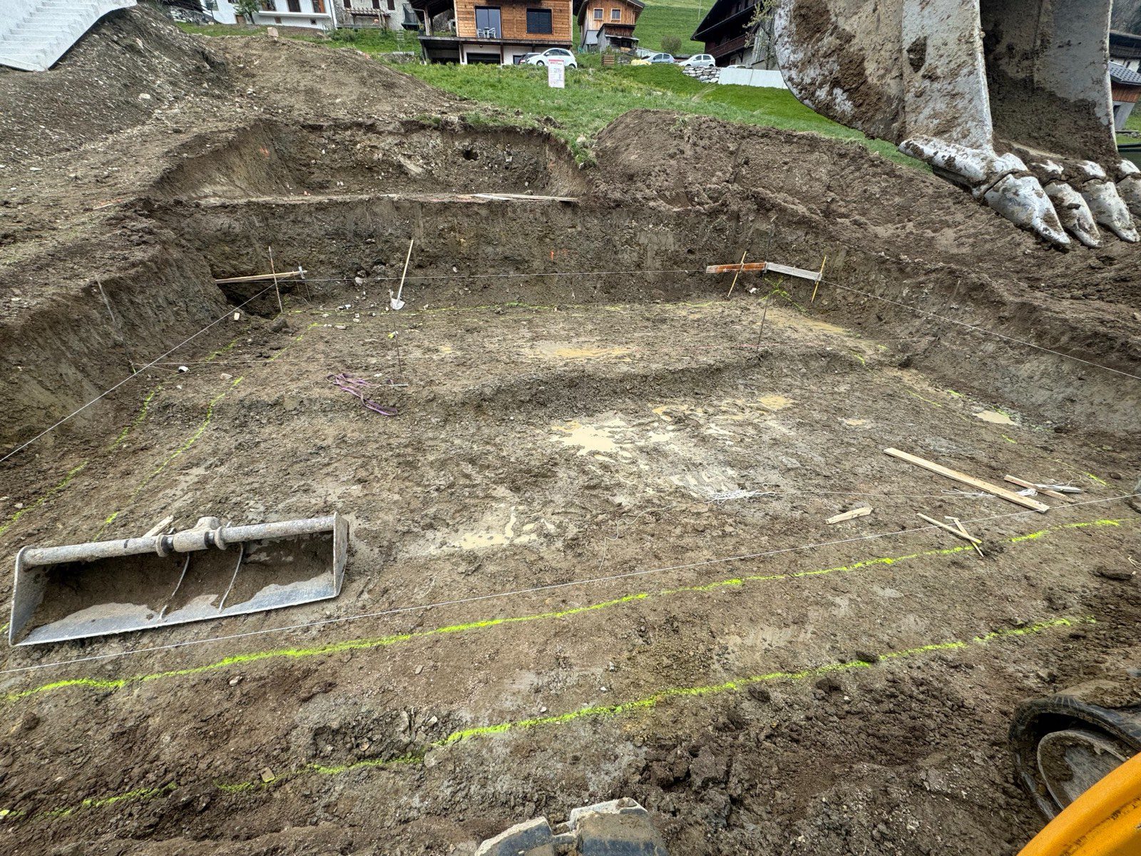 Fondations béton en construction sur terrain compacté
