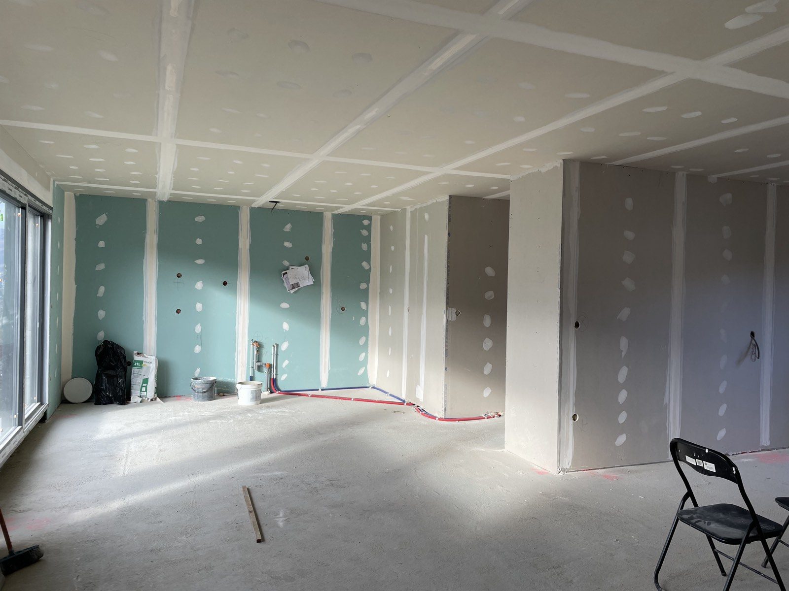 Pose des plaques de plâtre et préparation des bandes de joint