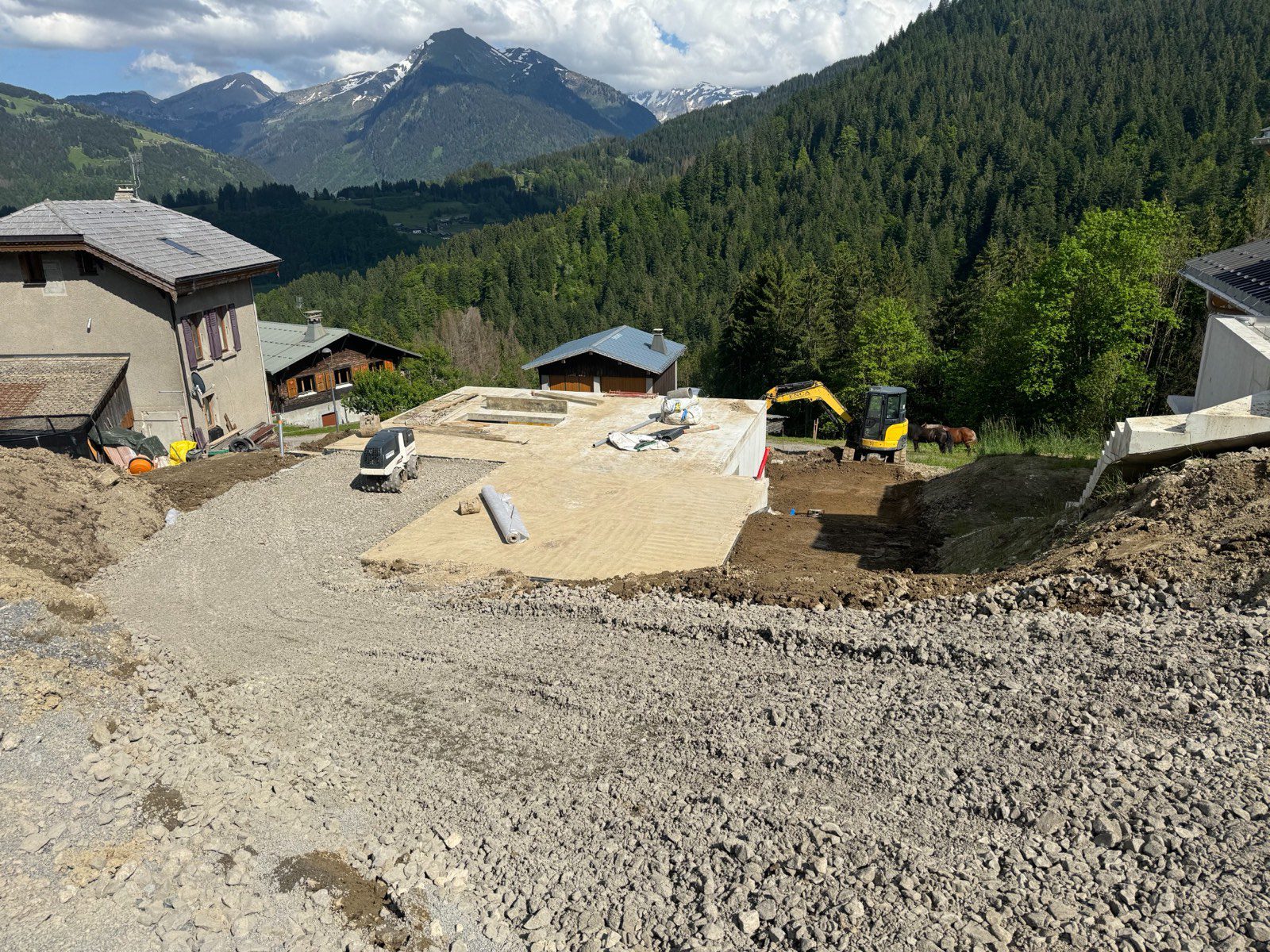 Murs béton banché pour le sous-sol du chalet alpin