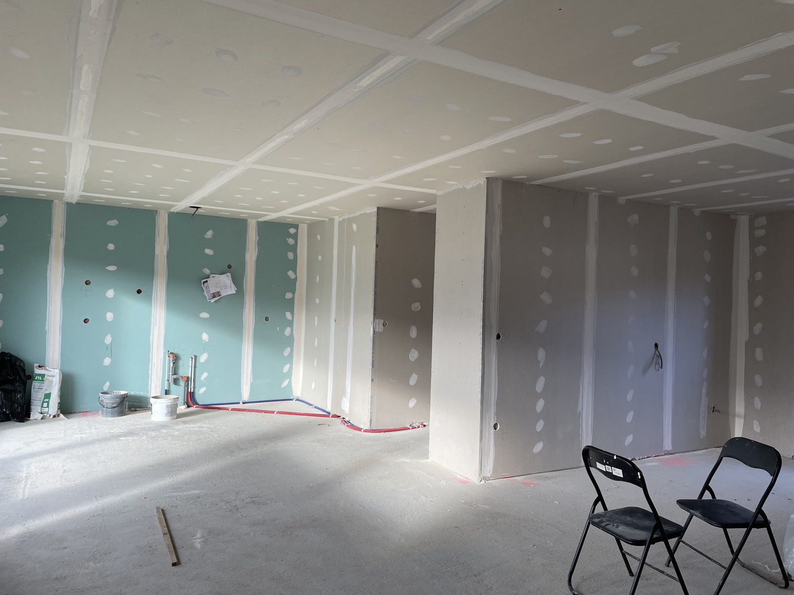 Chantier placo en cours avec plaques hydrofugées en zone humide