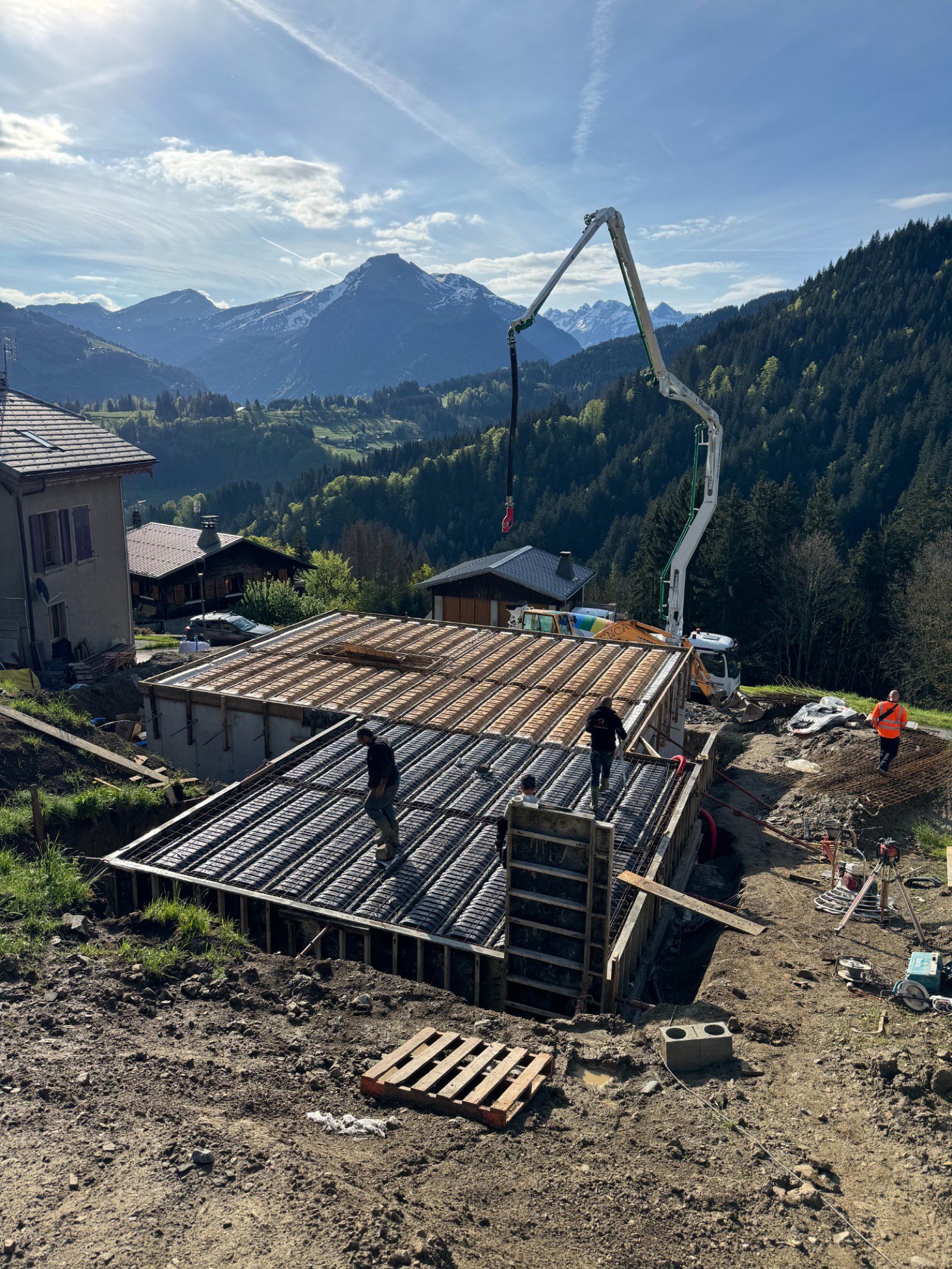 Travaux béton en cours d'élévation du sous-sol