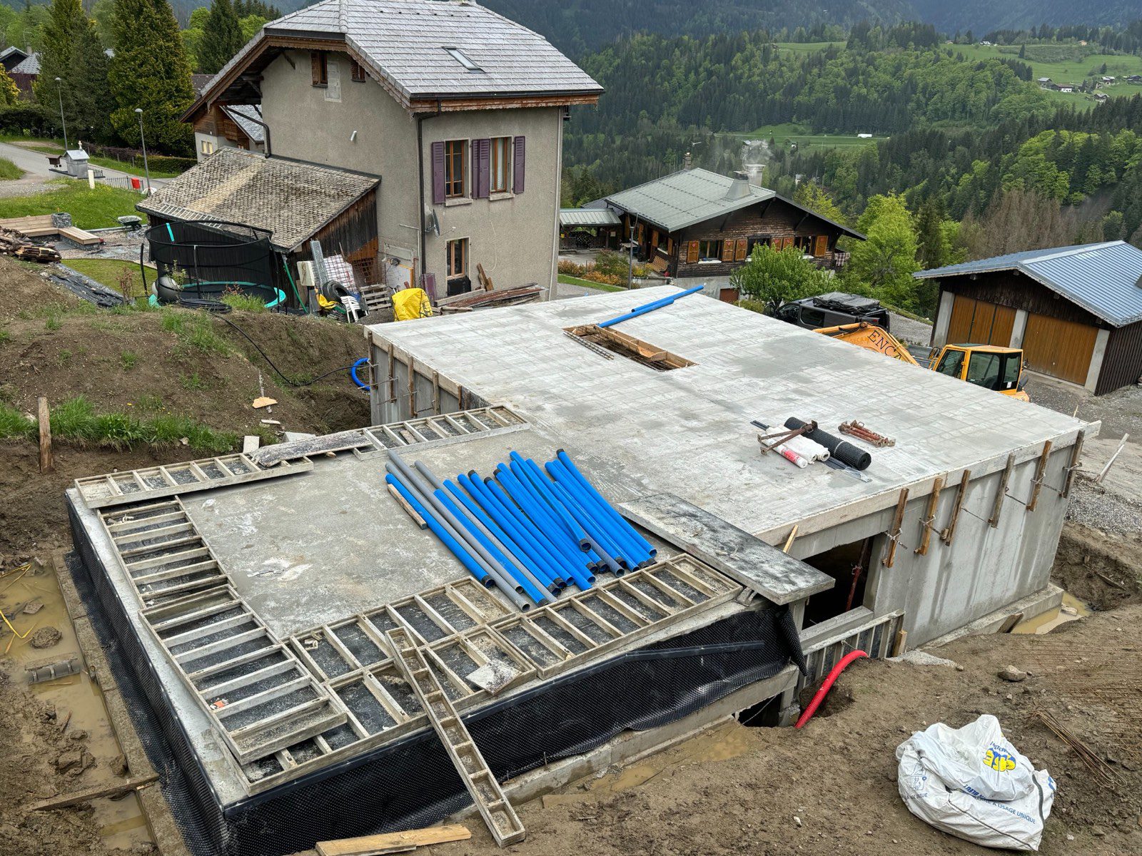 Plancher béton coulé du chalet en construction en altitude