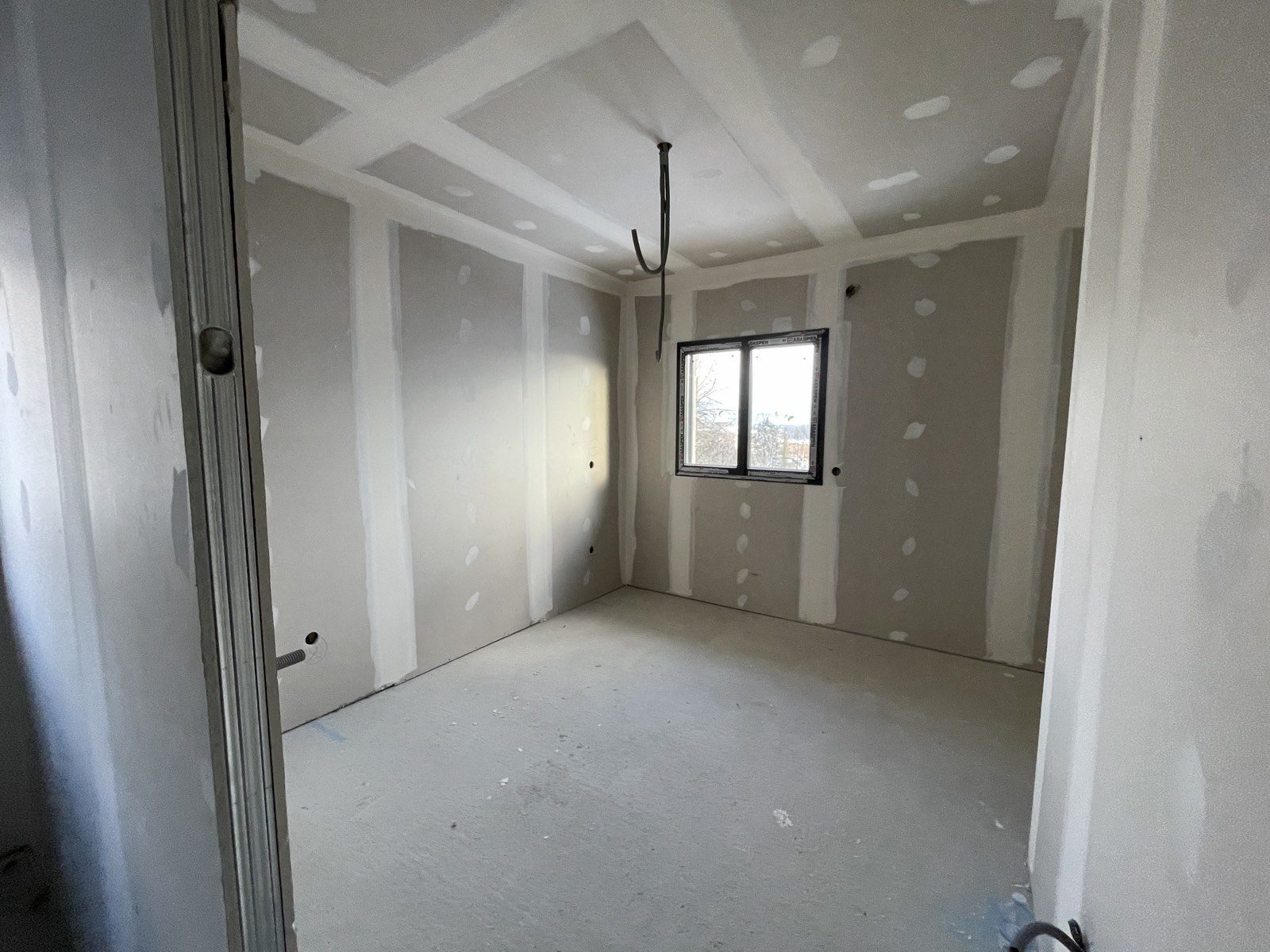 Doublage des murs avant pose des finitions dans la villa