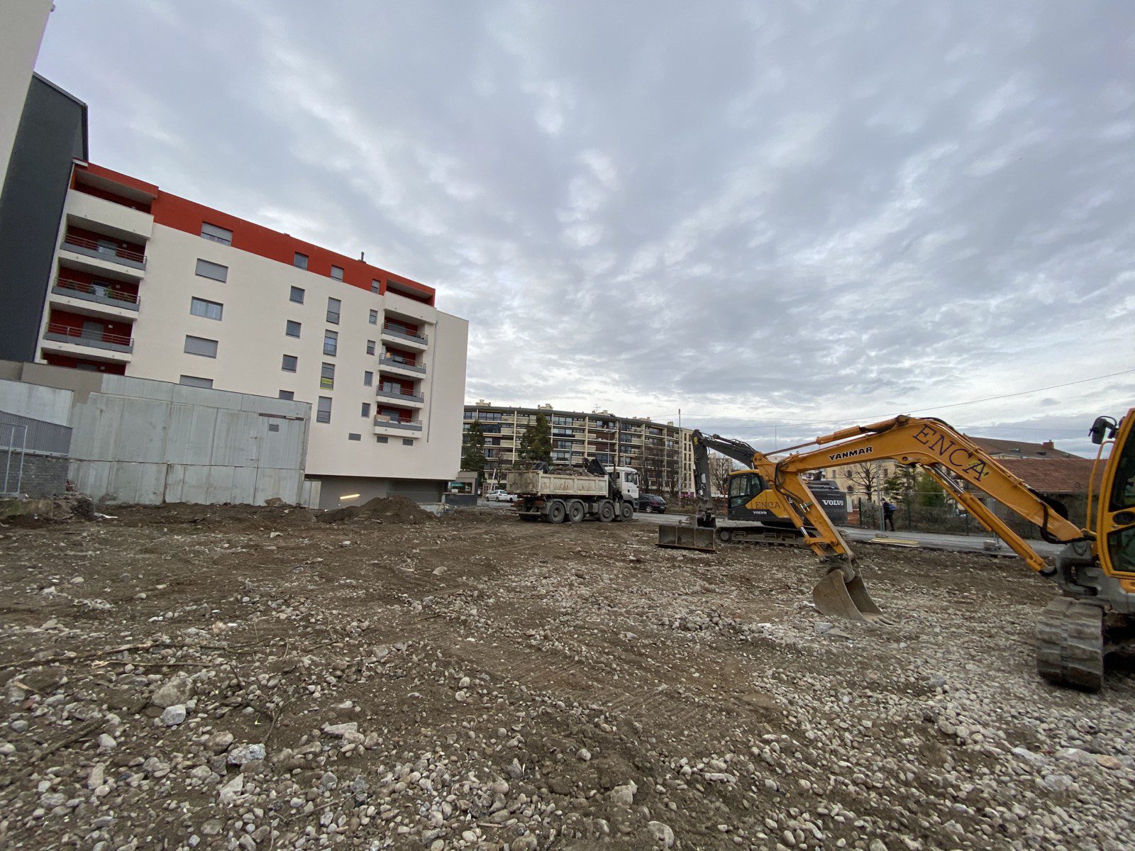 Îlot entièrement démoli et nivelé, prêt pour la reconstruction