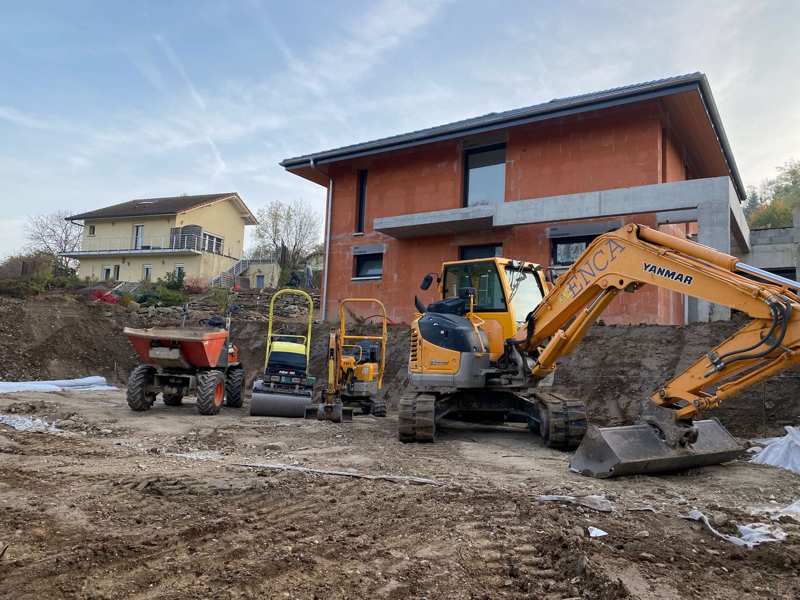 Parc d’engins ENCA BTP : pelle, mini-pelle, dumper et rouleau compacteur sur un chantier à Annemasse et dans l’agglo